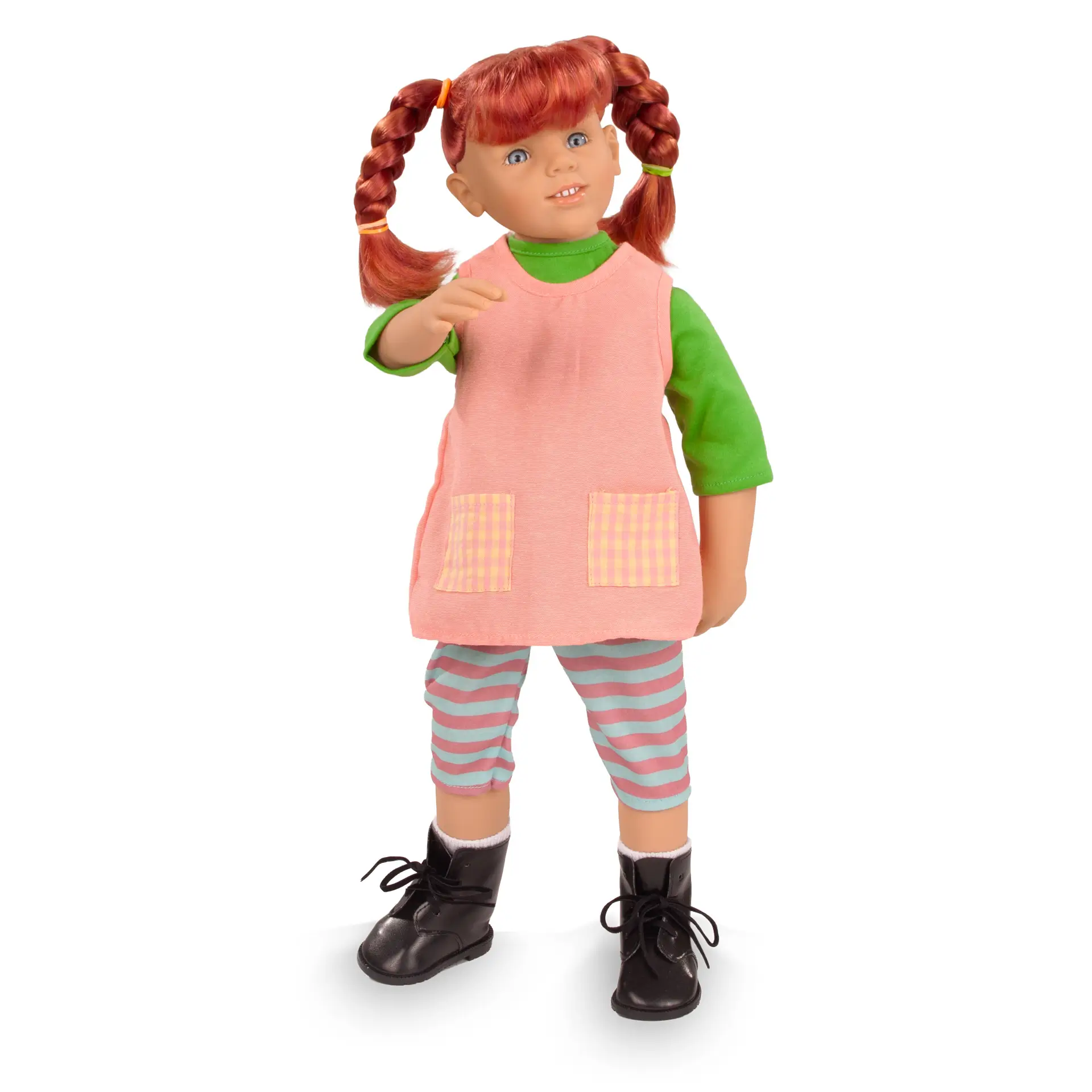 Stehpuppe Gr. 45-50 cm mit roten Haaren, die zu zwei Zoepfen geflochten sind und sie hat blaue Augen. Sie traegt ein gruenes Shirt mit einer orangefarbenen Schuerze, darunter eine geringelte Leggings, dazu weisse Struempfe und schwarze Boots von Goetz