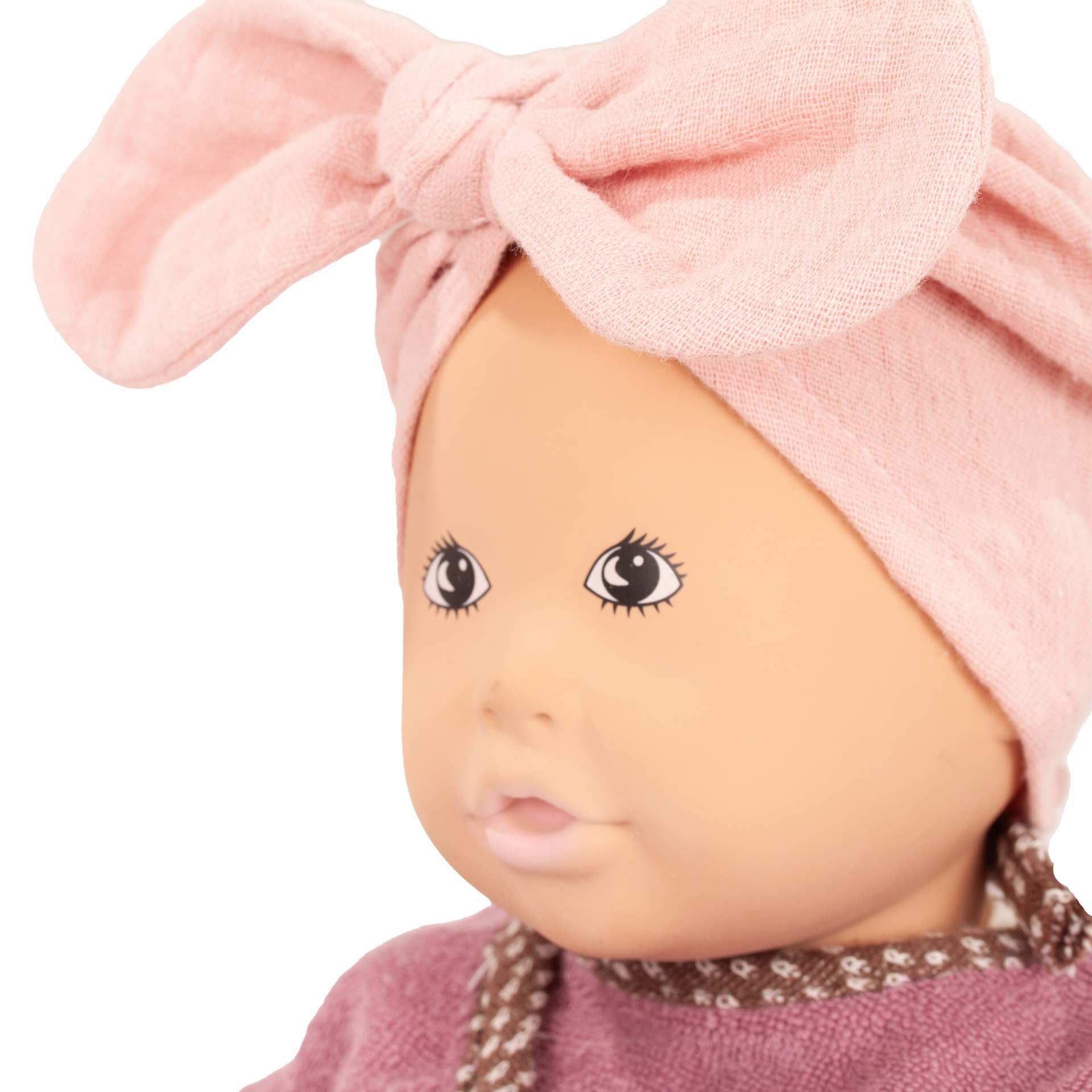 2333013-baby-pure-cosy-lina-babypuppe-goetz baby-pure-cosy-lina-babypuppe-gemalte-augen-rosa-kopftuch-goetz-vegan-naturkautschuk