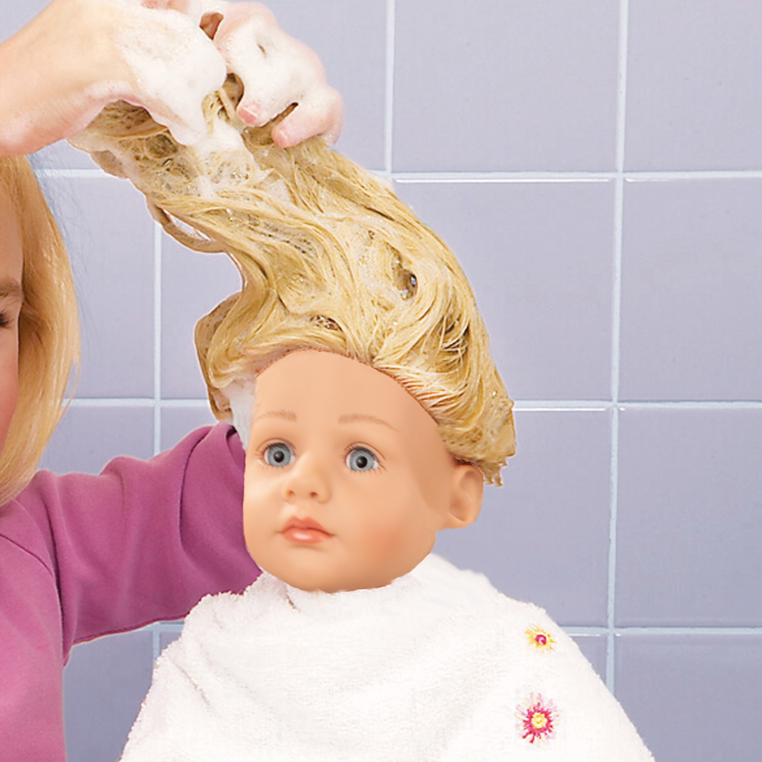 Haare waschen Little Kidz Goetz Kind waescht die Haare einer blonden Stehpuppe