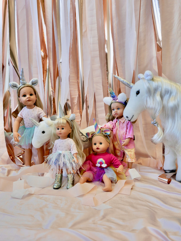 Kinderfasching Einhoerner Goetz Einhorn-Plueschpferde und Stehpuppen und Babypuppen im Einhornkostuem