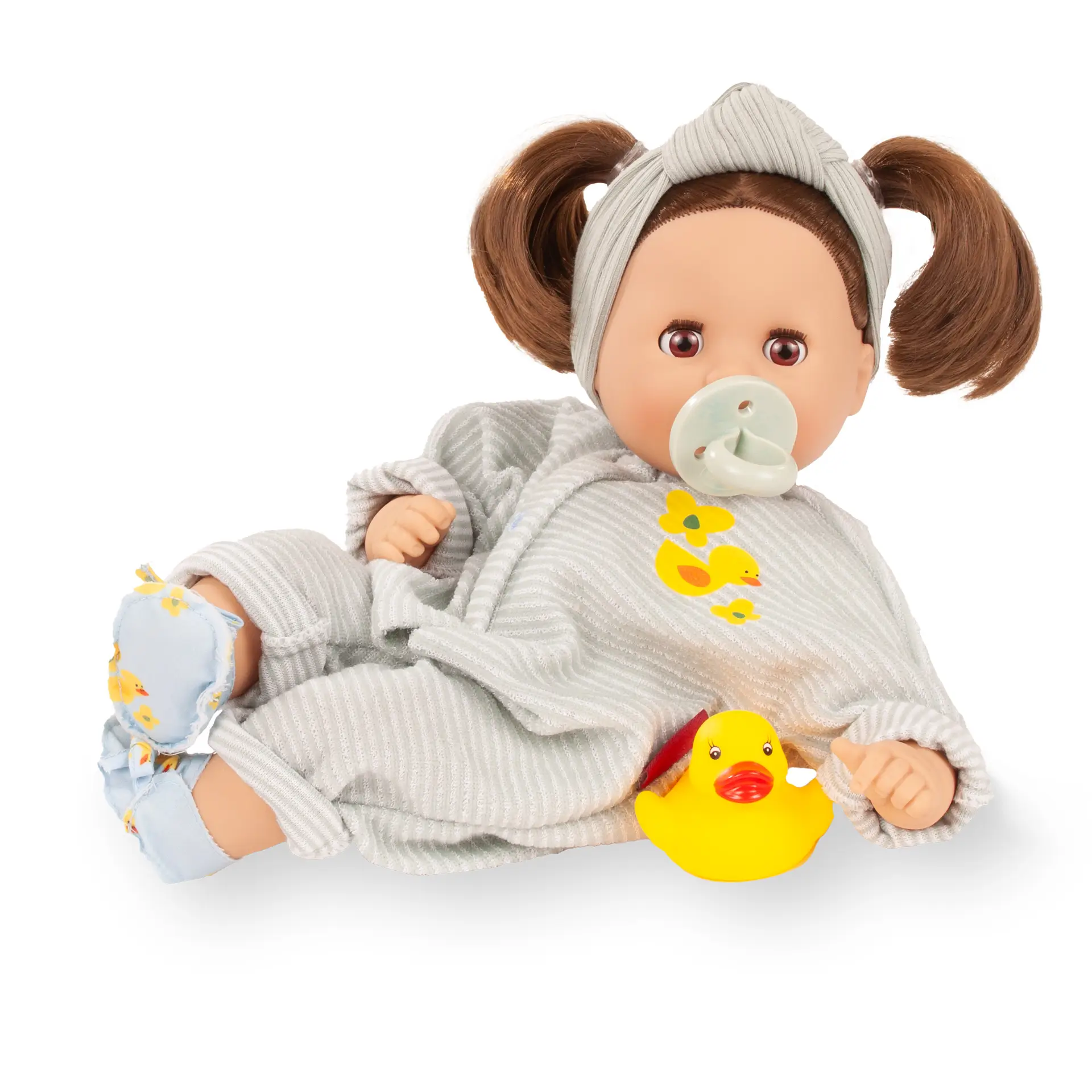 Badepuppe Gr. 30-33 cm mit Badeente, sie hat braunes Haar und braune Schlafaugen. Sie traegt einen geringelten Anzug mit Entenmotiv und Stoffschuhen und hat einen Schnuller dabei. Von Goetz