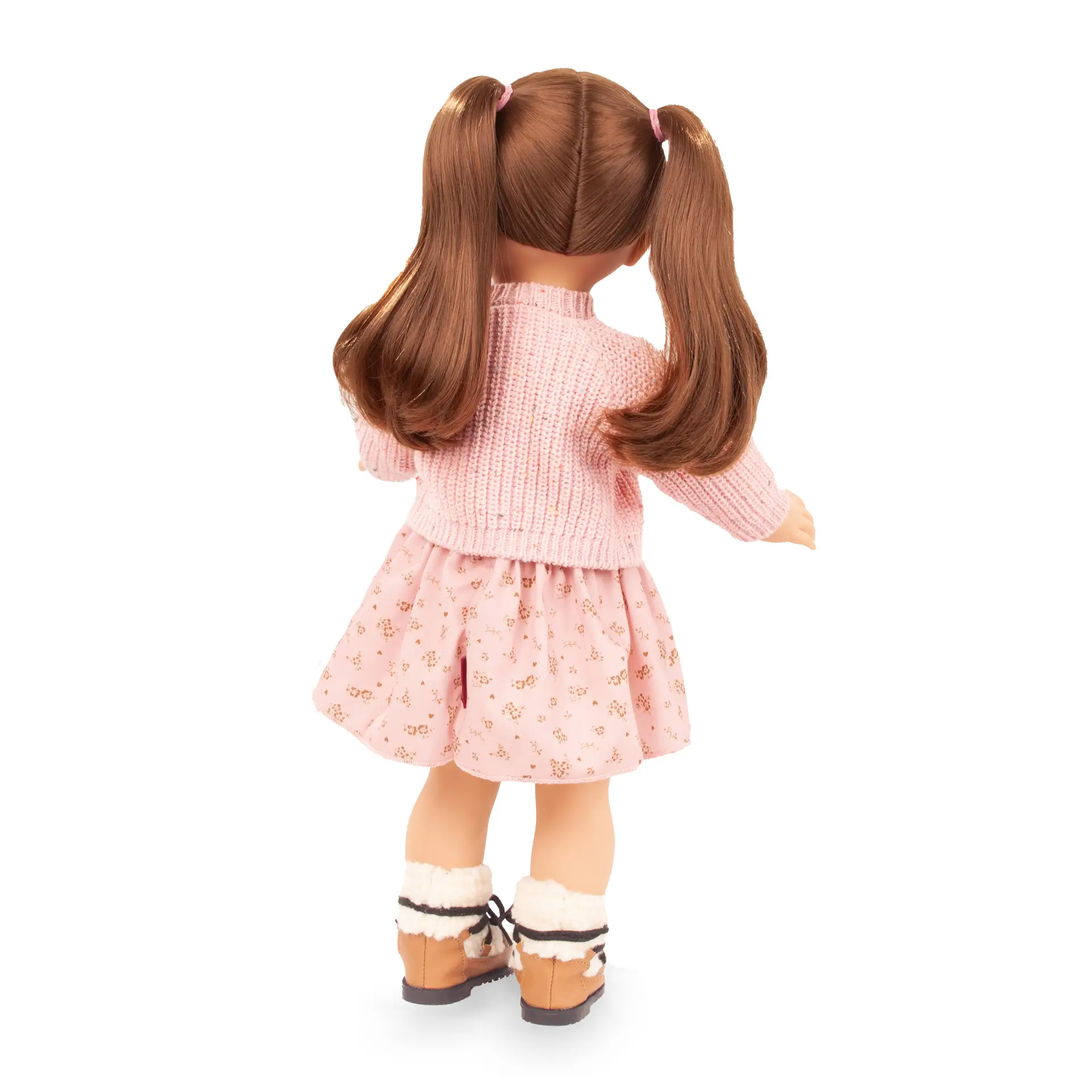 Rueckansicht von Stehpuppe Gr. 46 cm mit braunem langen Haar und braunen Schlafaugen traegt ein rosa Sommerkleid mit goldenen Bluemchenmotiv, dazu Winterboots und eine Strickjacke. Von Goetz