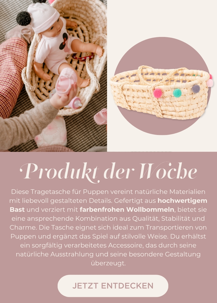 Puppentragekorb aus BAst mit bunten Wollquasten fuer Puppen bis zu Gr. 33 cm von Goetz
