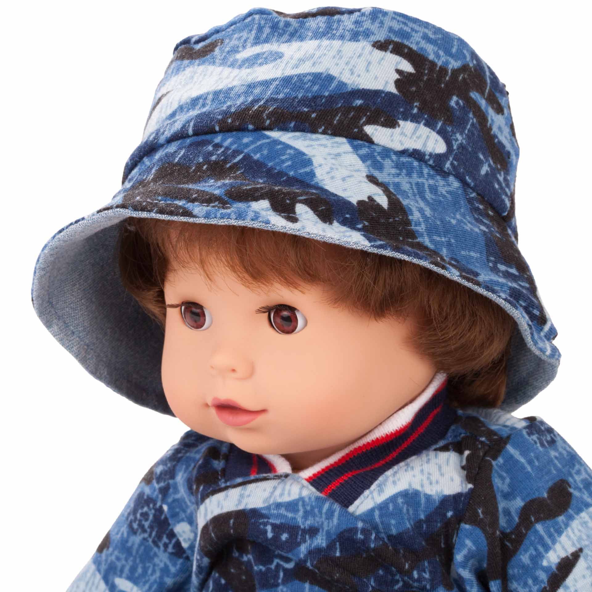 2027100-maxy-muffin-babypuppe-goetz-hut-gewendet maxy-muffin-fashionisto-junge-gesicht-schlafaugen-braune-augen-braunhaarig-hut-camounflage-goetz