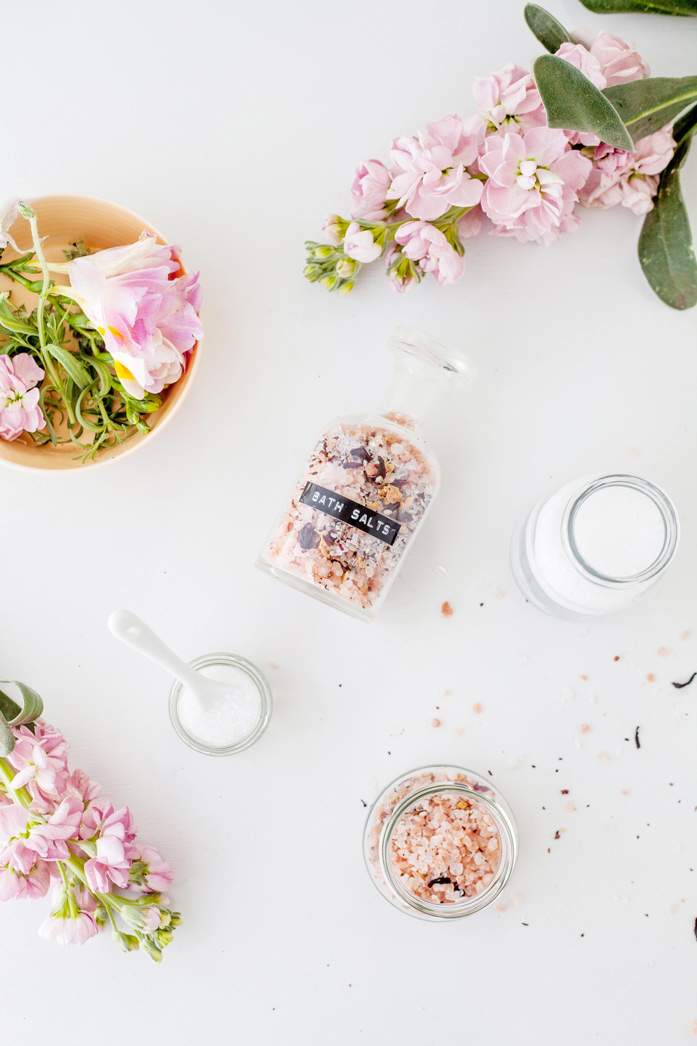 entspannung-zuhause-goetz-puppen-badesalz-diy-bild Badesalz mit Blütenblättern und Salz in einem Glas