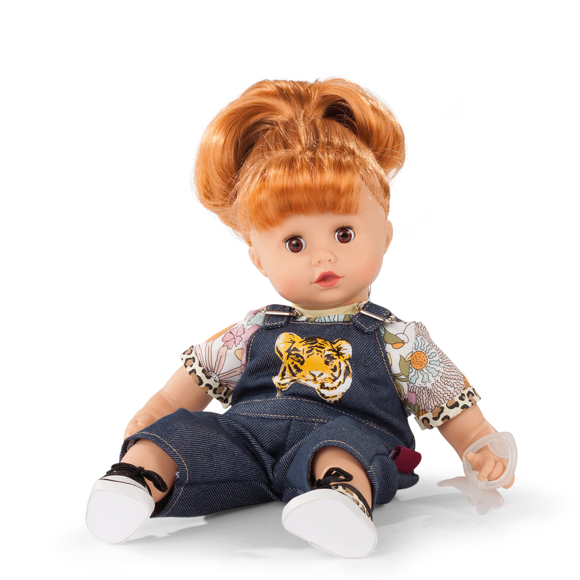 muffin-wild-cat-babypuppe-schlafaugen-braune-augen-rotes-haar-latzhose-leo-look-schnuller-goetz