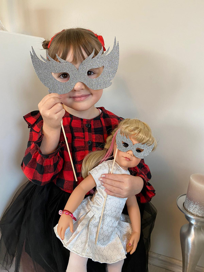 lifestyle-goetz-puppen-silvester-fotobooth-hannah-kind-bild Silvester feiern mit Götz Stehpuppe Hannah und Kind