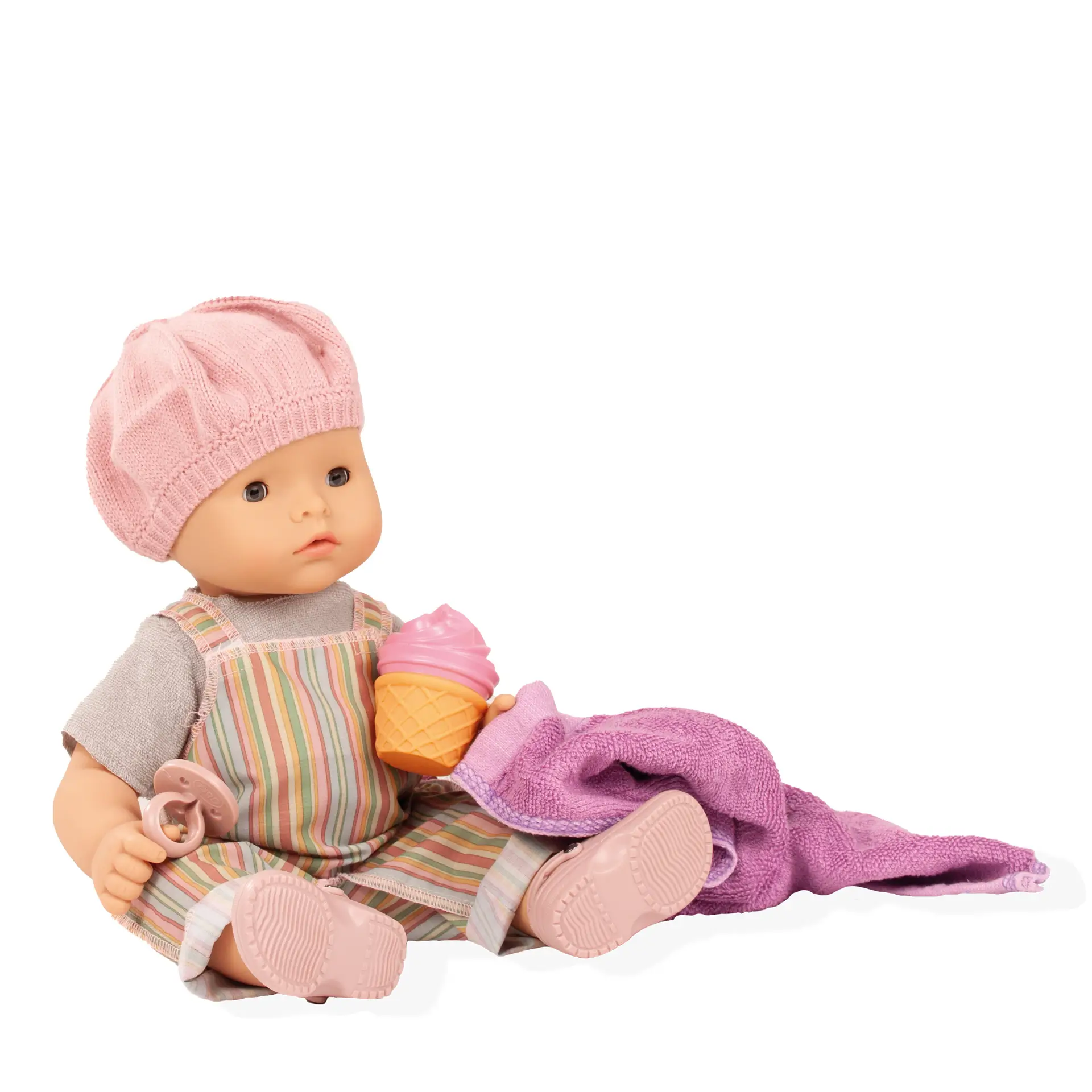 maxy-aquini-beach-vibes-badebaby-goetz-portrait-schlafaugen-muetze-blaue-augen-latzhose-shirt-badetuch-wasserspielzeug-sandalen-babypuppe