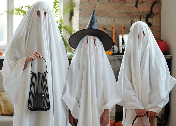 diy-halloweenkostuem-goetz-puppen-halloweenparty drei gespensterkostüme mit laternen in der hand