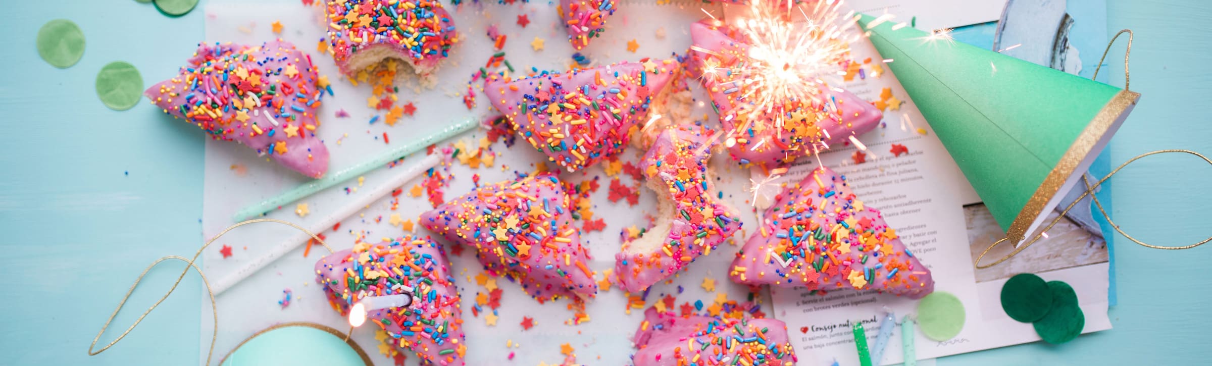 Süßigkeiten und Partyhüte zum feiern von Fasching 