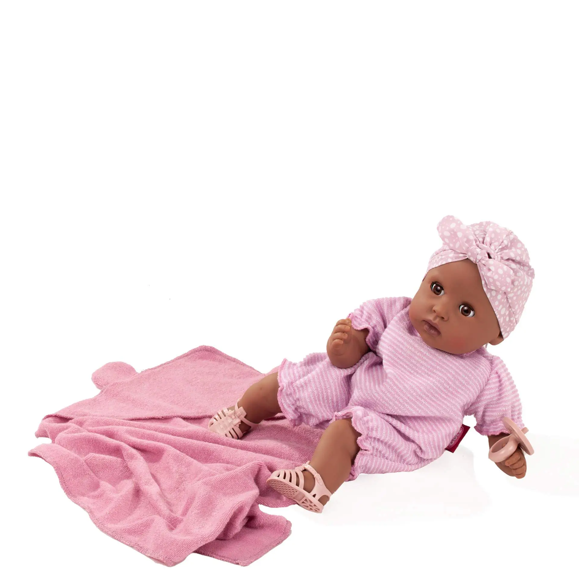 Badepuppe Gr. 30-33 cm mit braunen Schlafaugen, ohne Haare. Bekleidet in einem weichen Frotteestrampler mit Sandalen und einem Kopftuch. Dabei ist ein Kapuzentuch und ein Schnuller von Goetz