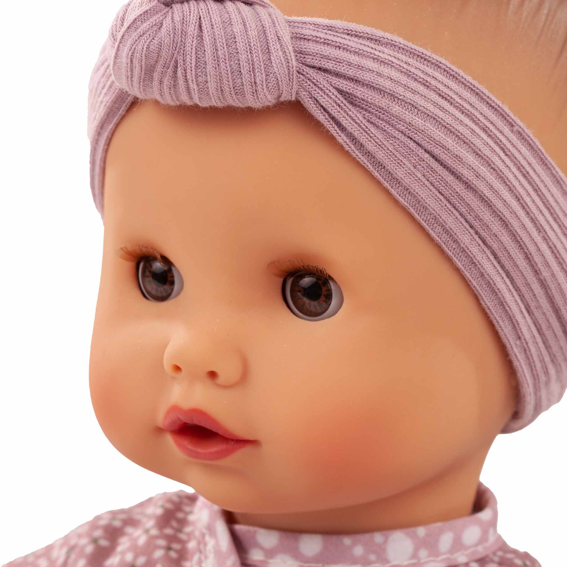 sleepy-aquini-soft-mood-babypuppe-babypuppe-schlafaugen-braune-augen-stirnband-goetz-portrait