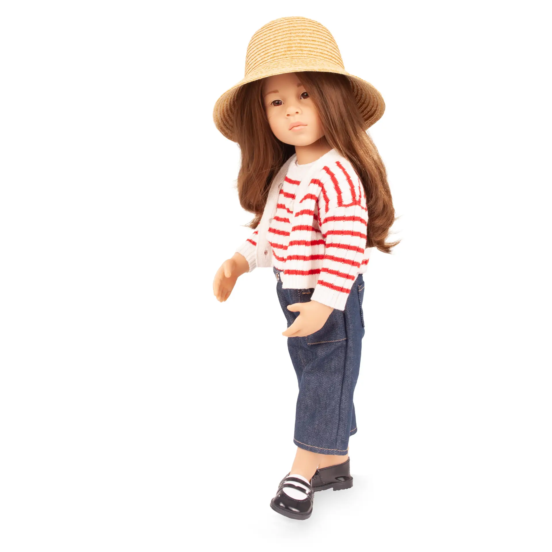 Multigelenkstehpuppe Gr. 50 cm mit braunem langen Haar und braunen Augen. Sie traegt ein Strickoberteil mit Strickjacke darueber, dazu eine Jeans mit schwarz-weissen Spangenschuhen und einen Strohhut von Goetz