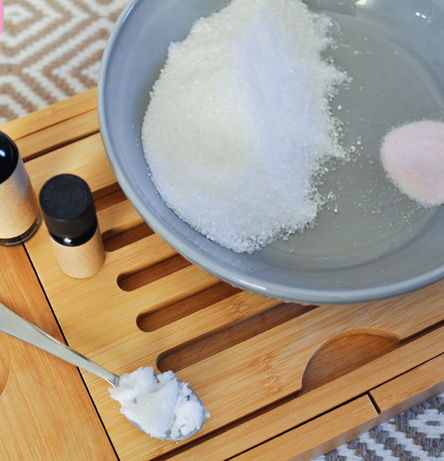 knisterbad-goetz-diy-badesalz-loeffel-knisterzucker-babyoel-eukalyptusoel