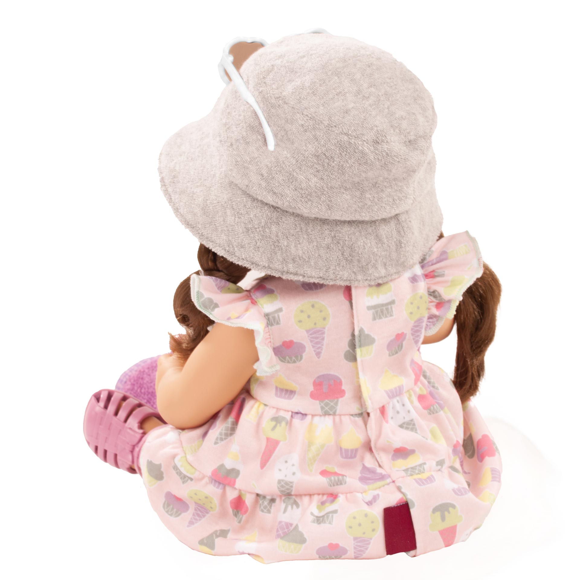 2318249-maxy-aquini-popsicle-badepuppe-goetz maxy-aquini-popsicle-badepuppe-goetz-hut-sommerkleid-sonnenbrille-badetuch-wasserspritzeis-sandalen-hartkoerper-schlafaugen-braunhaarig