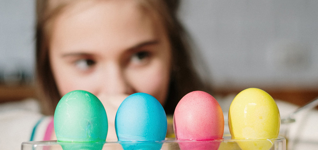 bunte-ostereier-kind-im-hintergrund