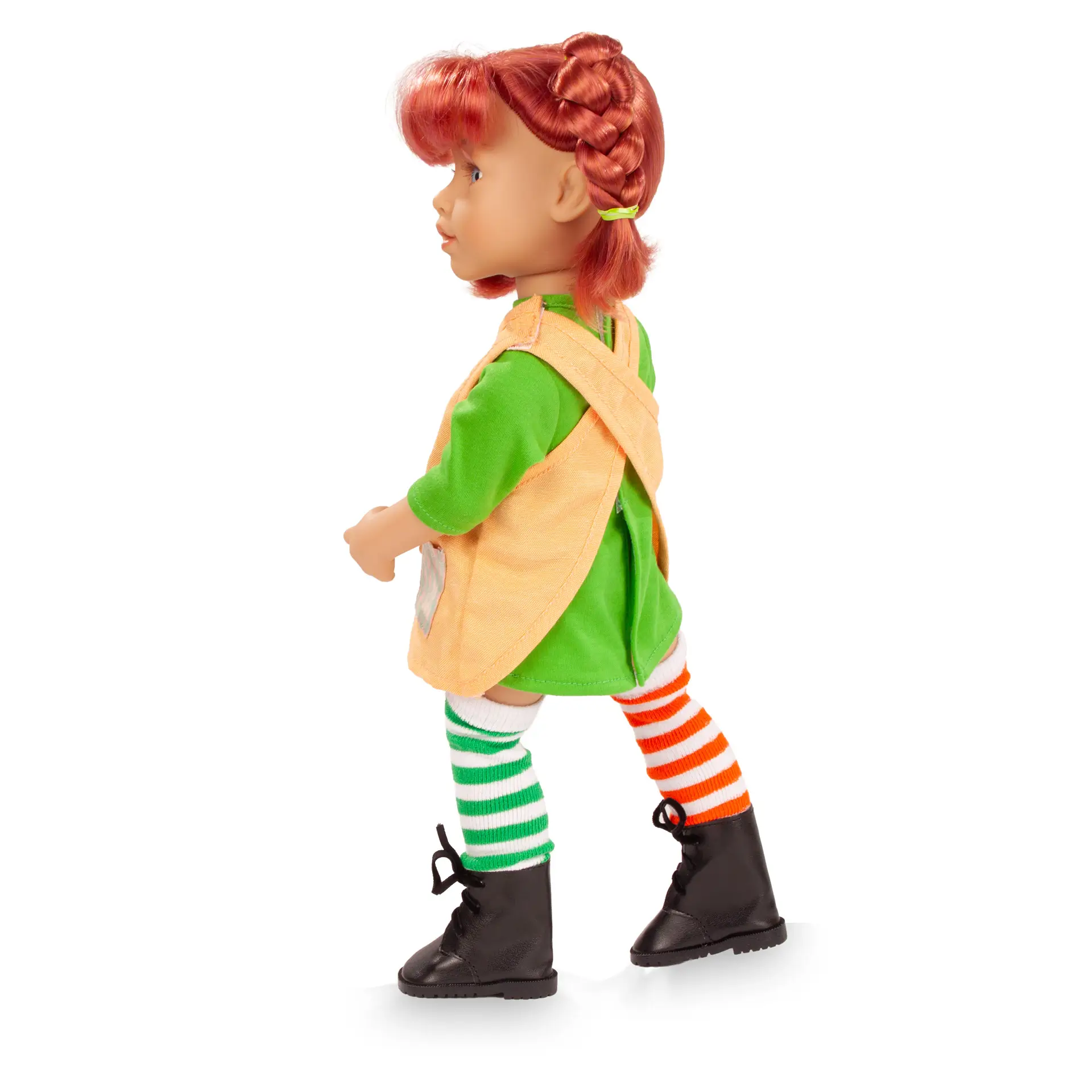 Stehpuppe Gr. 36 cm mit roten Haaren, die zu zwei Zoepfen geflochten sind. Sie hat blaue Augen, traegt ein kurzes Kleid in grün mit einer Schuerze darueber, unterschiedlich farbige Struempfe und schwarze Boots von Goetz