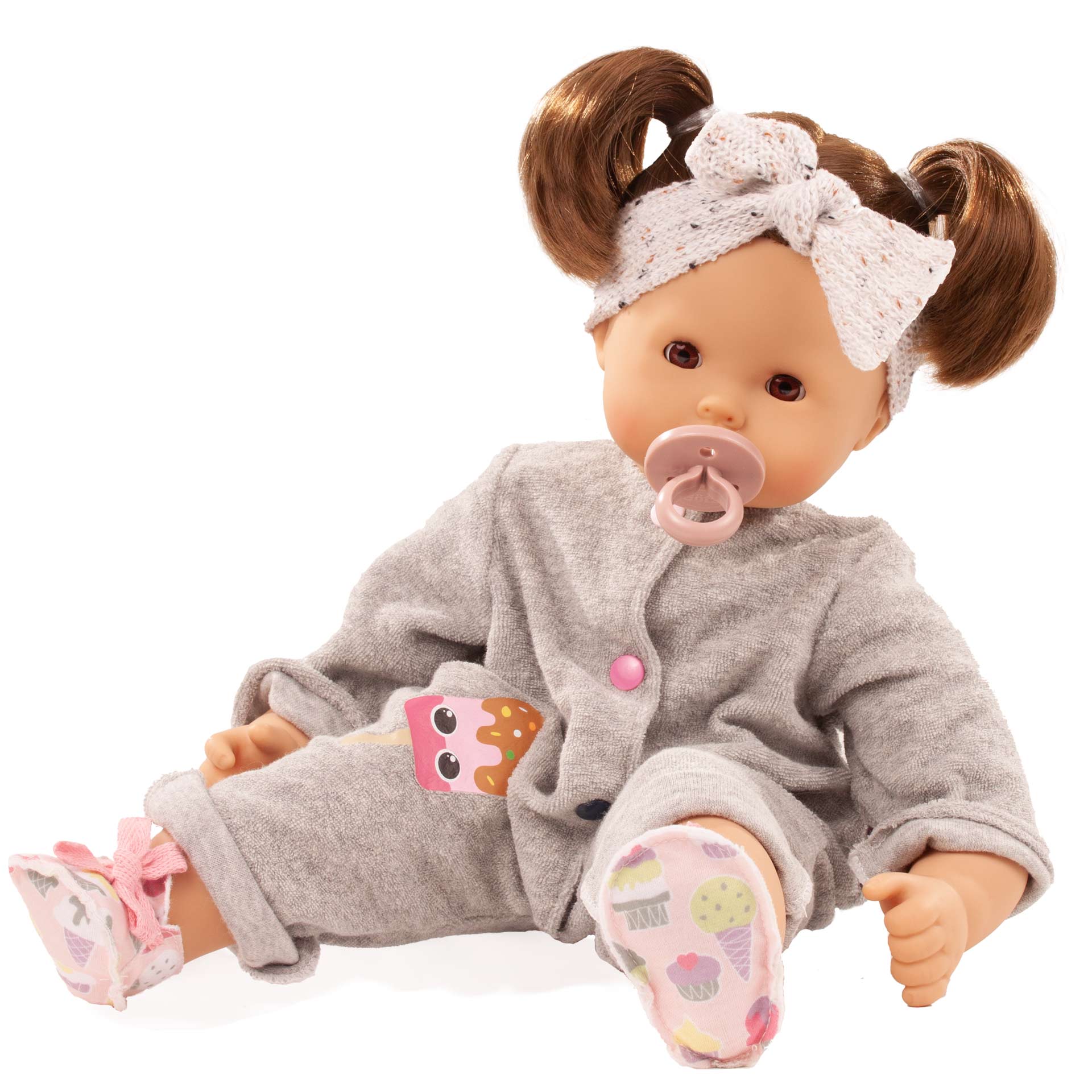 2327113-maxy-muffin-popsicle-babypuppe-goetz maxy-muffin-popsicle-babypuppe-braune-augen-schlafaugen-nahaufname-stirnband-goetz-portrait-frotteeanzug-strampler-haarband-stoffschuhe-schlafaugen-braunhaarig-weichkoerper