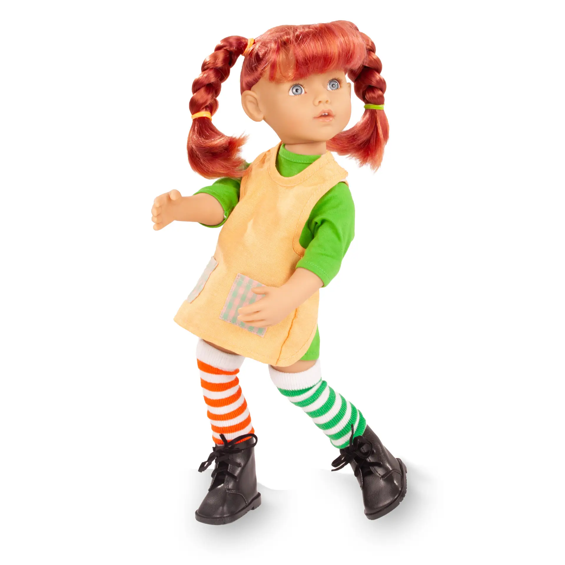 Stehpuppe Gr. 36 cm mit roten Haaren, die zu zwei Zoepfen geflochten sind. Sie hat blaue Augen, traegt ein kurzes Kleid in grün mit einer Schuerze darueber, unterschiedlich farbige Struempfe und schwarze Boots von Goetz