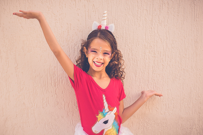 Kind mit Einhorn T-shirt und Einhornhaarreif