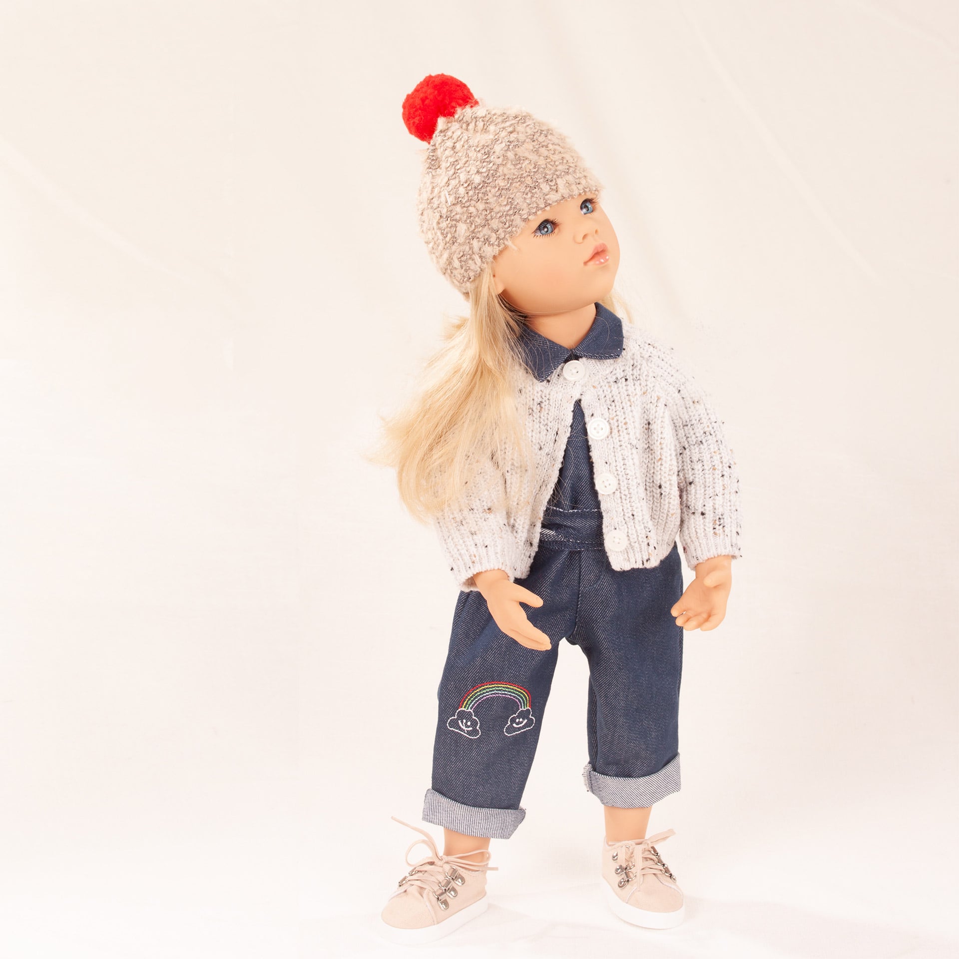 shop-the-look-stehpuppe-jeansoverall-strickjacke-strickmuetze-stoffschuhe