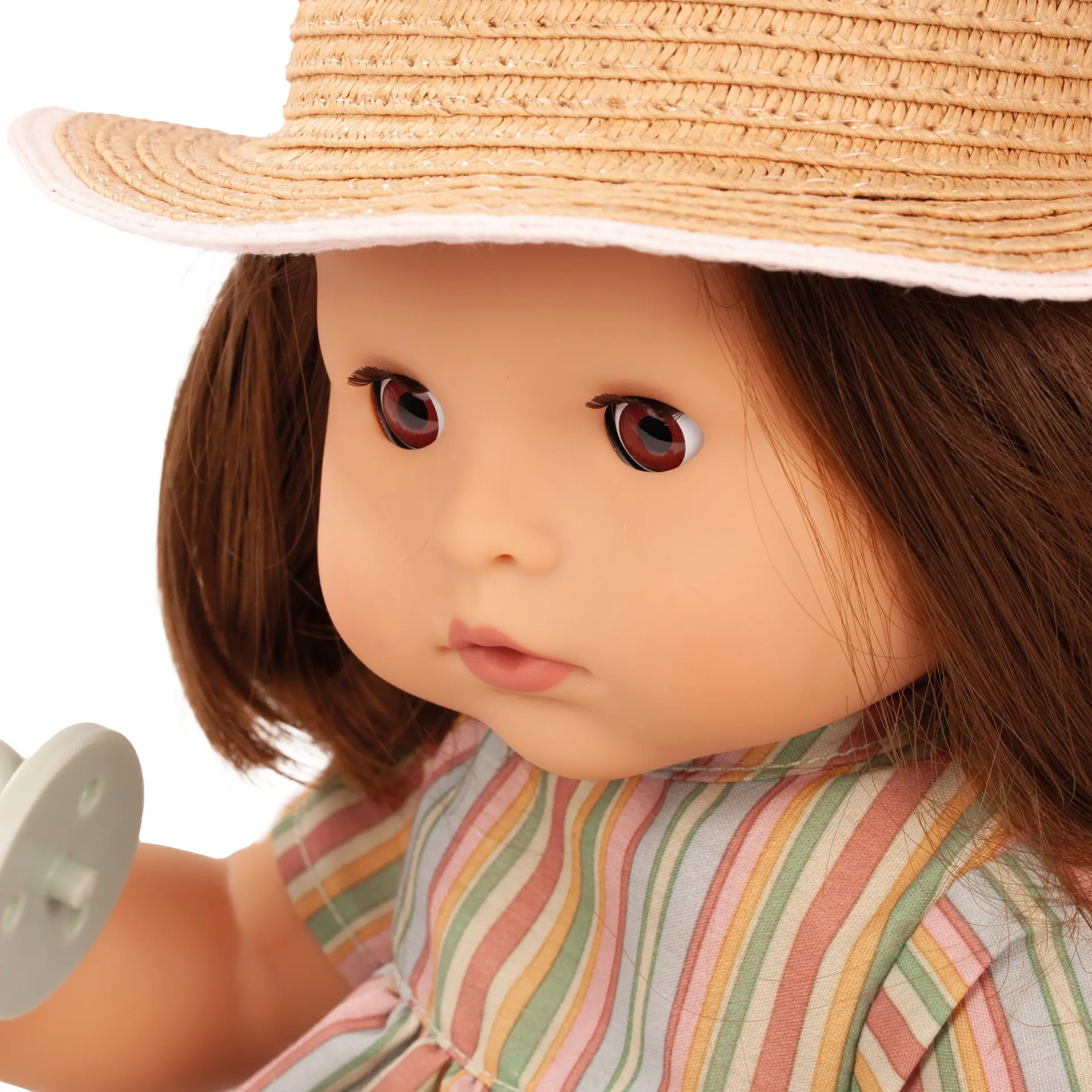 2518254-maxy-aquini-beach-vibes-badebaby-goetz maxy-aquini-beach-vibes-badebaby-goetz-schlafaugen-braune-augen-pagenkopf-braunhaarig-strohhut