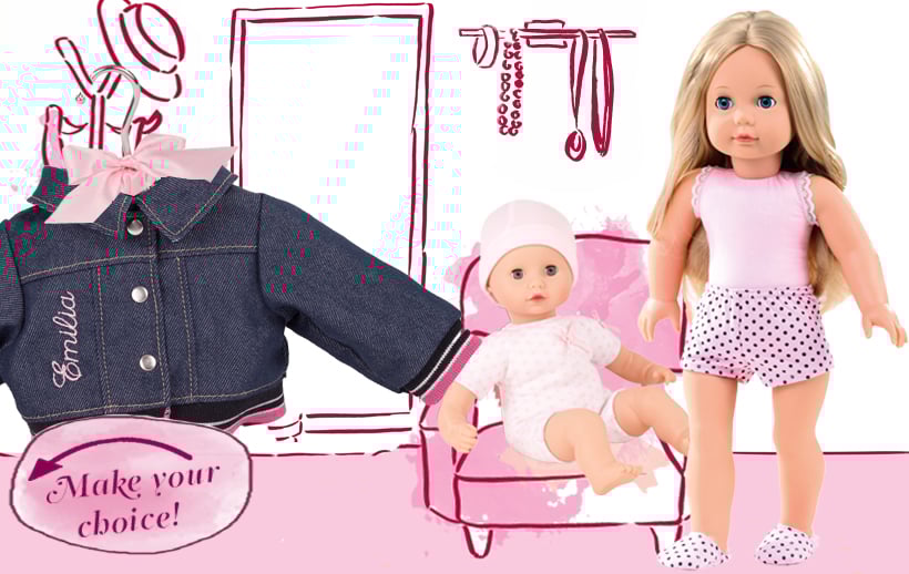Goetz Puppenkleidung personalisieren 33 cm große Babypuppe und 46 cm große Stehpuppe mit blonden Haaren und blauen Schlafaugen vor rosa Skizzenhintergrund und links eine Jeansjacke mit dem bestickten Namen Emma