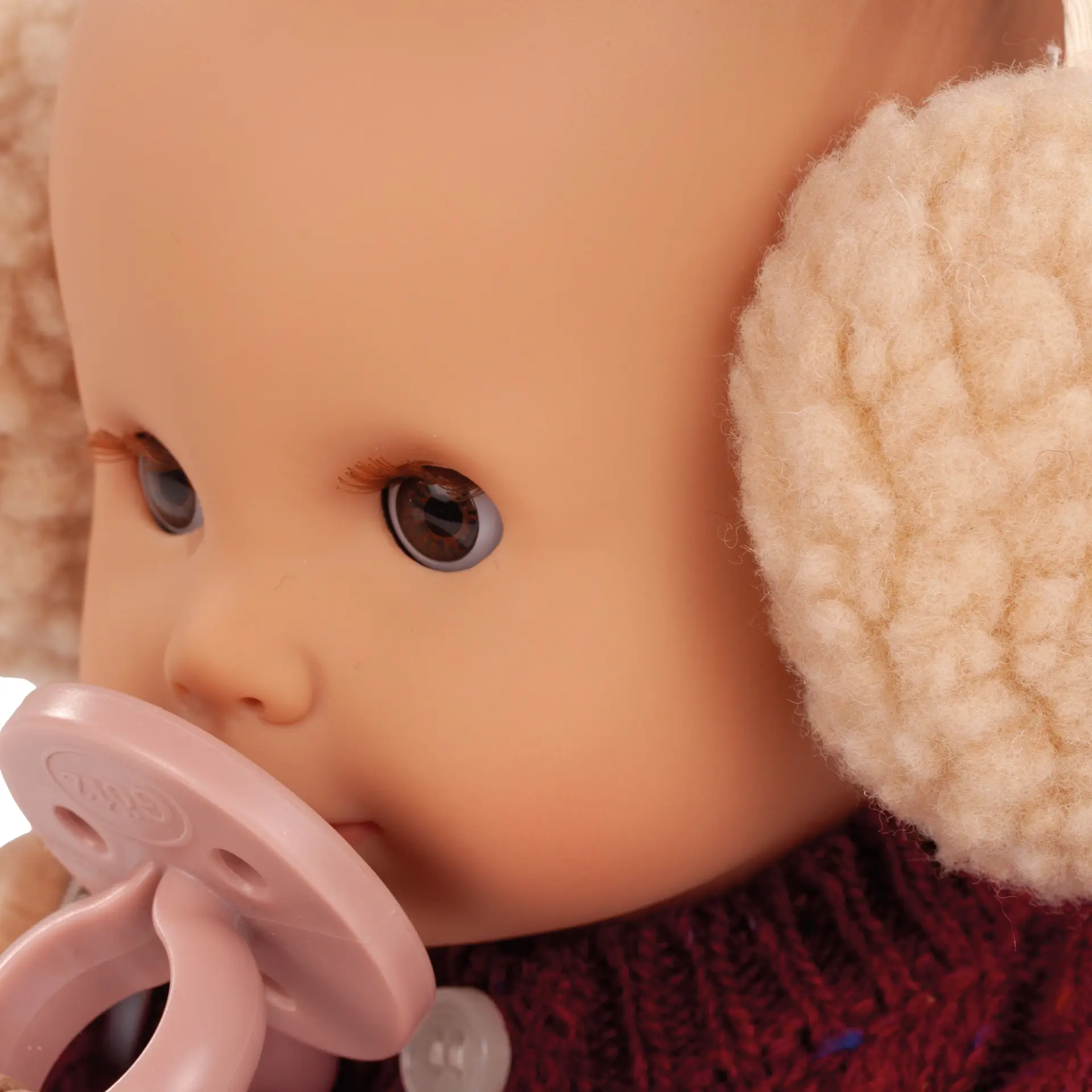 sleepy-aquini-jubilee-badepuppe-goetz-schlafaugen-braunaeugig-ohrenschuetzer-jubilaeumsedition-schnuller