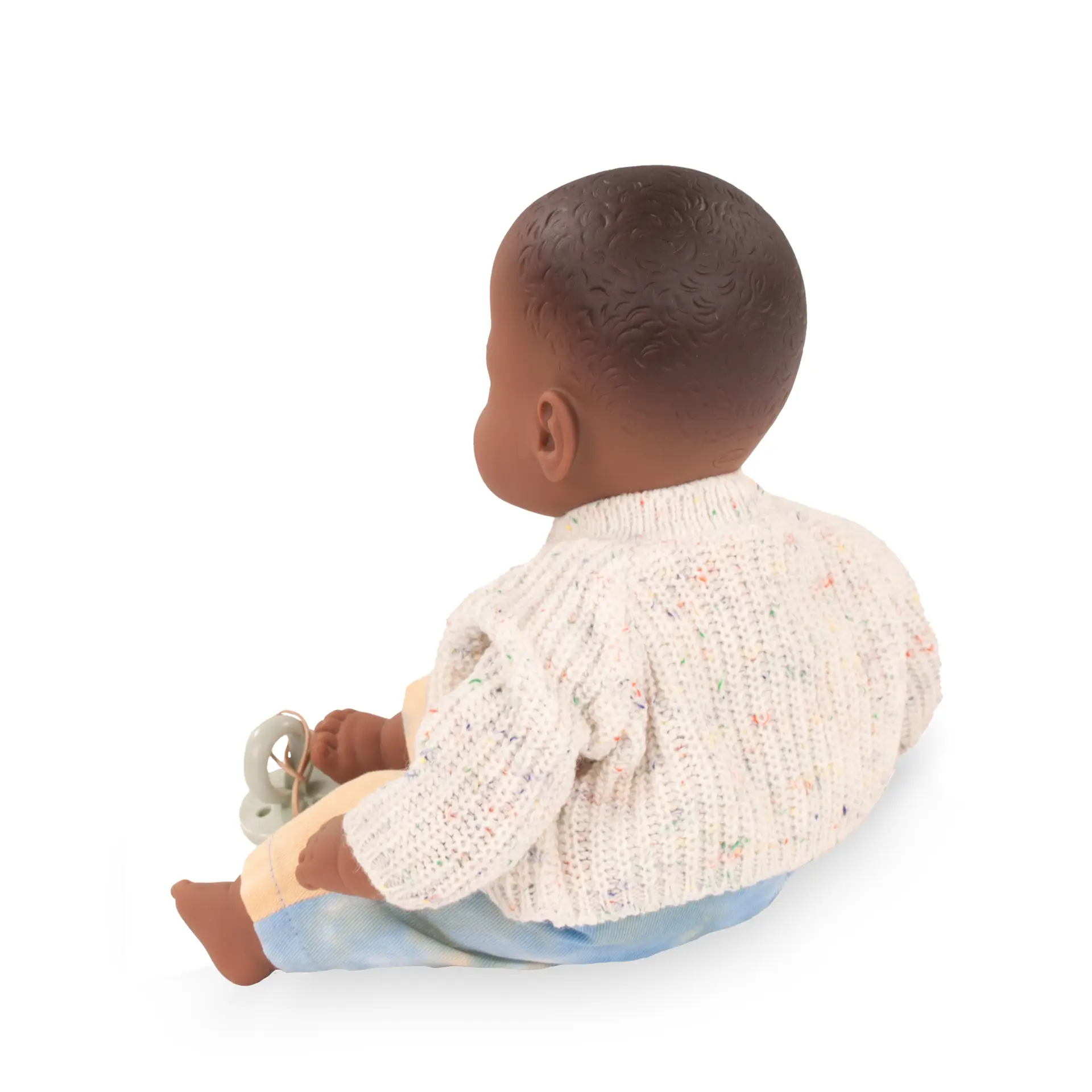 Bekleidungsset Gr. 30-33 cm, bestehend aus einer Latzhose im Batiklook mit Strickjacke und einer Schnullerkette mit Schnuller, angezogen, Rueckansicht. Von Goetz