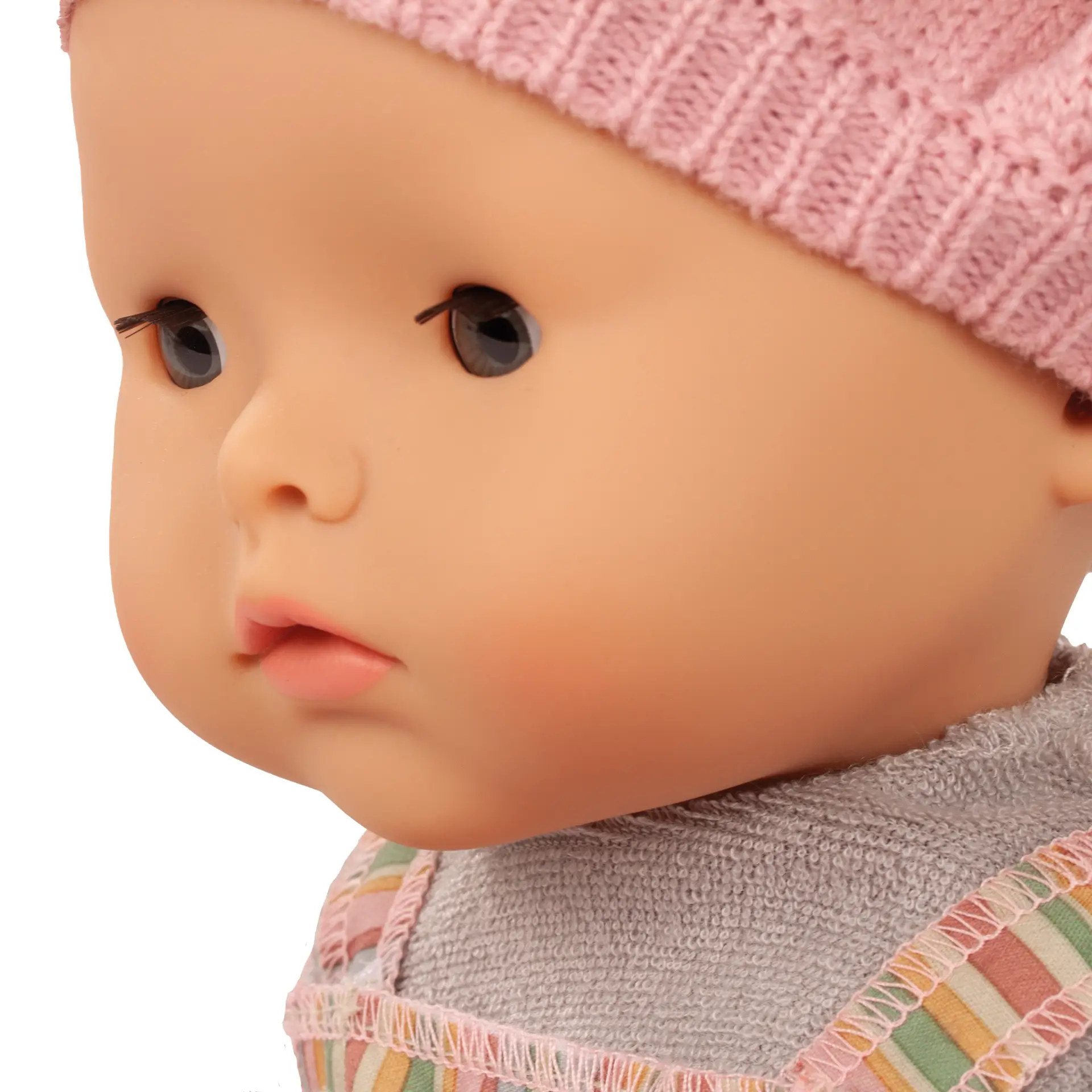 maxy-aquini-beach-vibes-badebaby-goetz-portrait-schlafaugen-muetze-blaue-augen