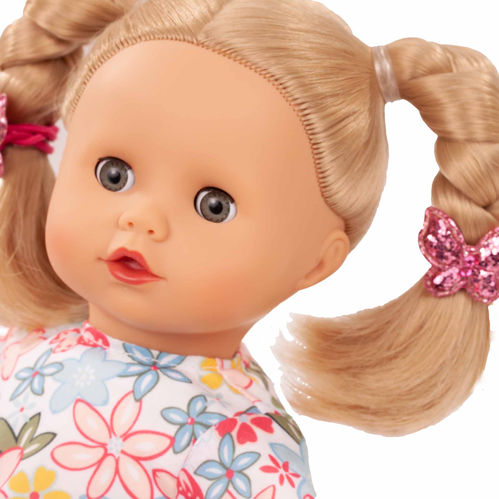 2120944-muffin-minimaxi-babypuppe-goetz-portrait 2120944-muffin-minimaxi-babypuppe-schlafaugen-blaue-augen-blond-zoepfe-glitzerschmetterlinge-goetz-portrait