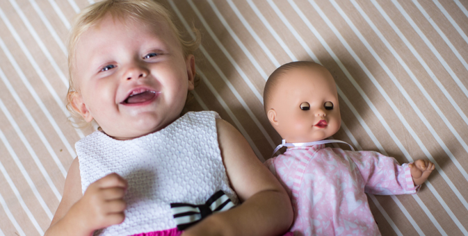 happykids-goetz-puppe-muffin-puppenmama-bild glückliche Puppenmama mit Götz Babypuppe Muffin