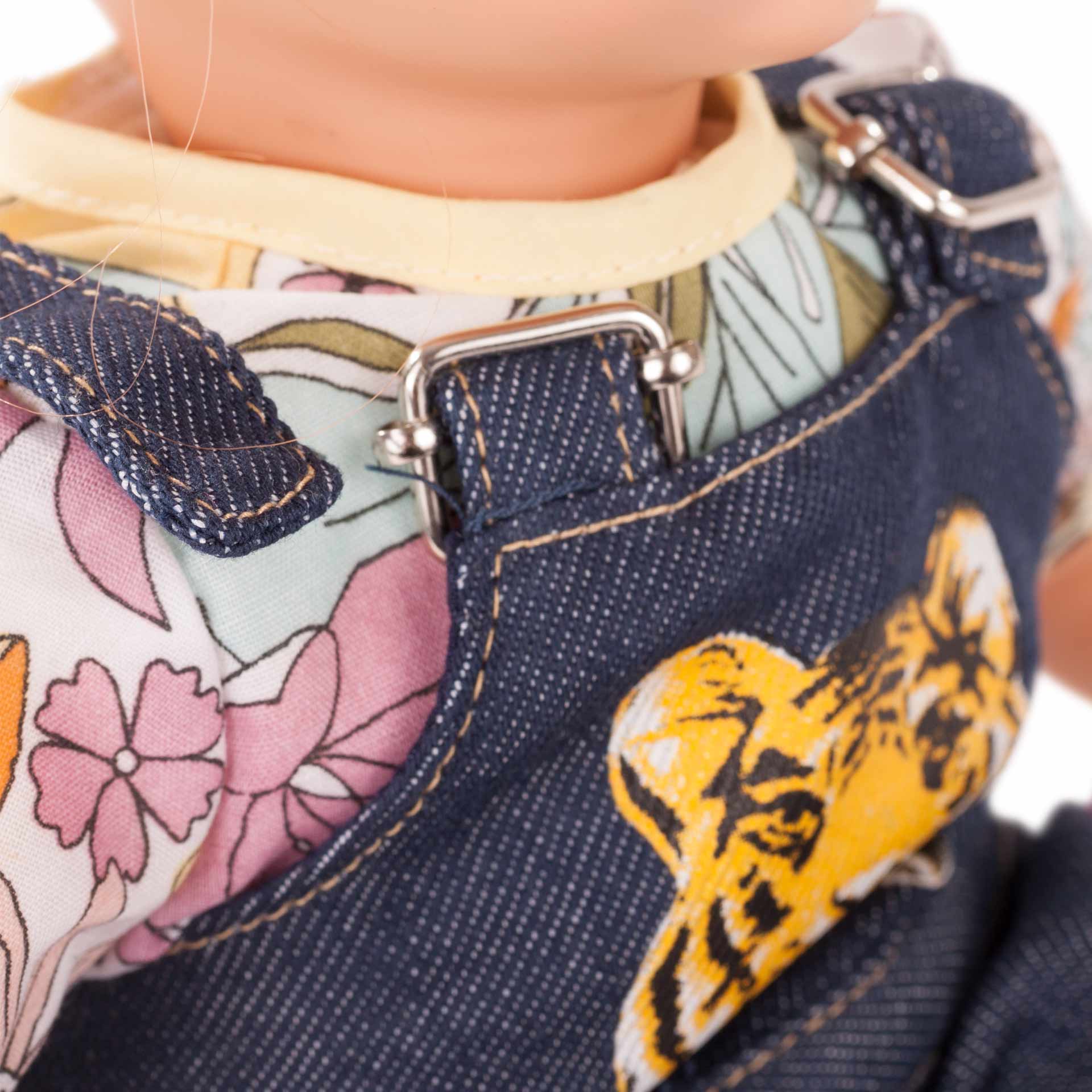 muffin-wild-cat-babypuppe-schlafaugen-braune-augen-rotes-haar-schnuller-leo-look-denim-latzhose-goetz