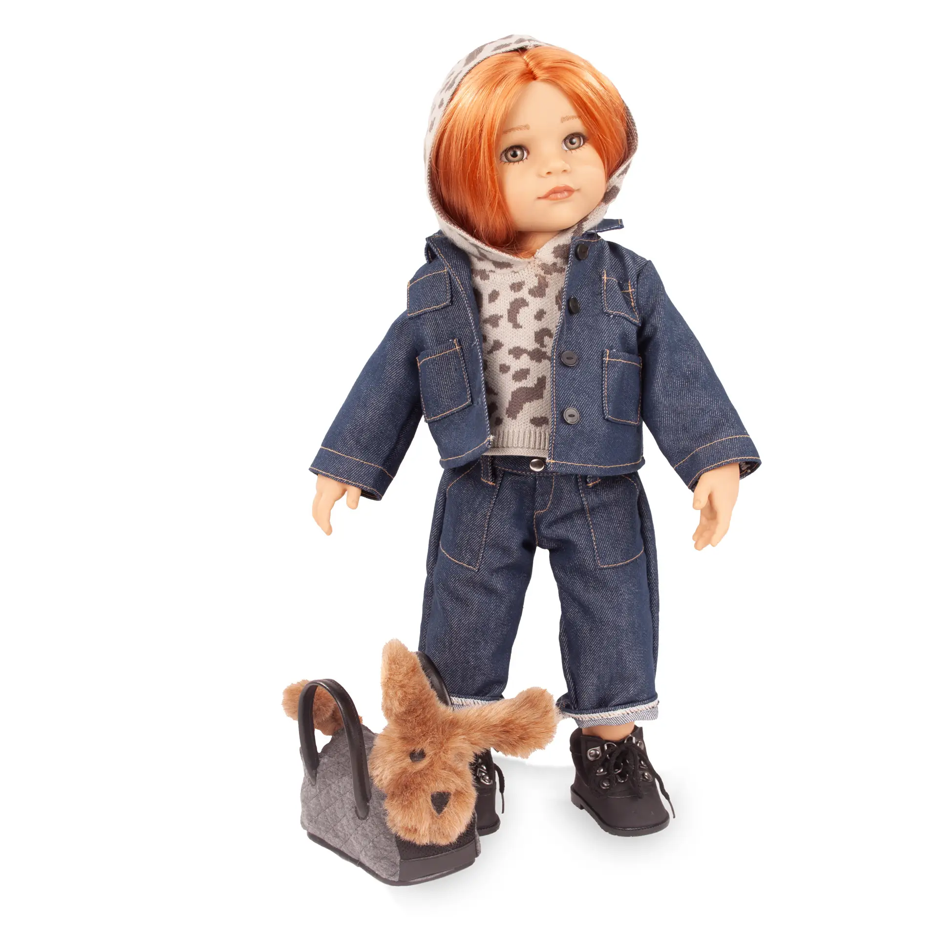 Stehpuppe Gr. 50 cm mit roten langen Haaren und gruenen Augen. Sie traegt einen Strick-Hoodie in Leo-Design mit Jeanshose, Jeansjacke und schwarzen Booties. Dazu ein braunfarbiger Hund in einer Hundetragetasche von Goetz