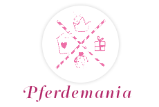 Logo mit pinkfarbenen Symbolen wie einer Krone, einem Herz, einem Geschenk und einem Pferd sowie dem Schriftzug Pferdemania