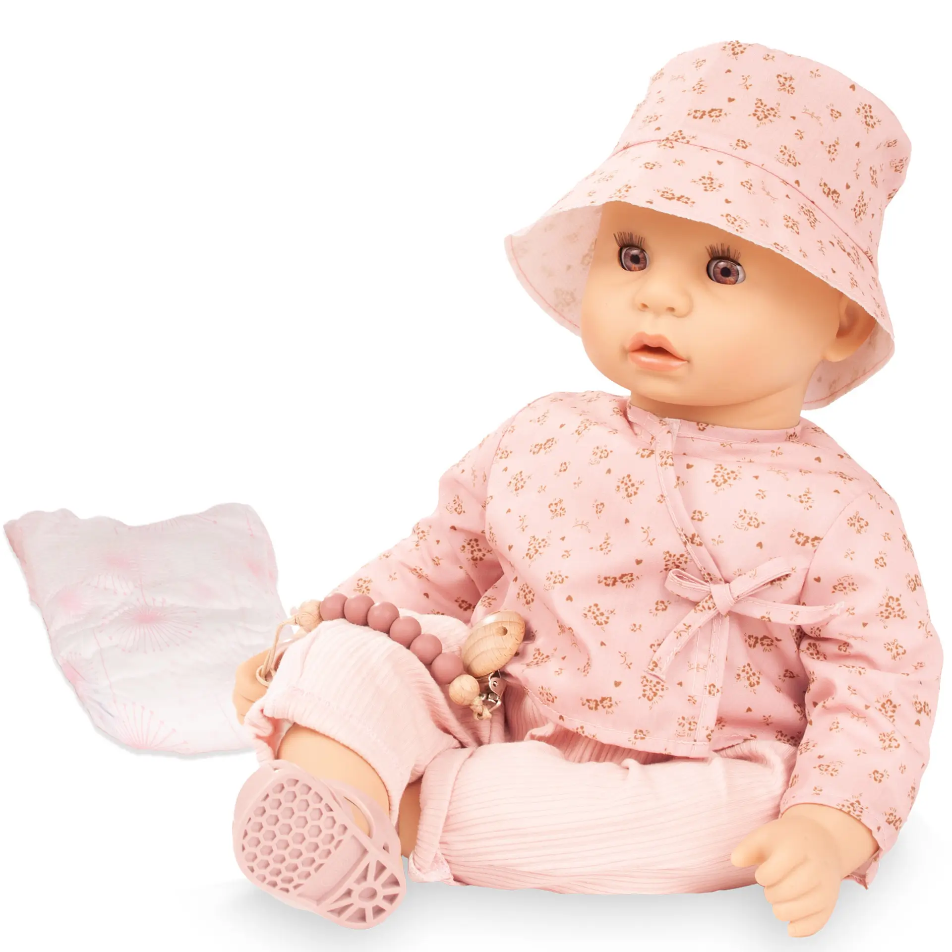Babypuppe Gr. 48 cm mit braunen Schlafaugen in hellrosa Anzug mit Bluemchen, einem angarmshirt, Hose, Cappy und Badesandalen, dazu ein Schnuller mit Schnullerkette und Windel von Goetz
