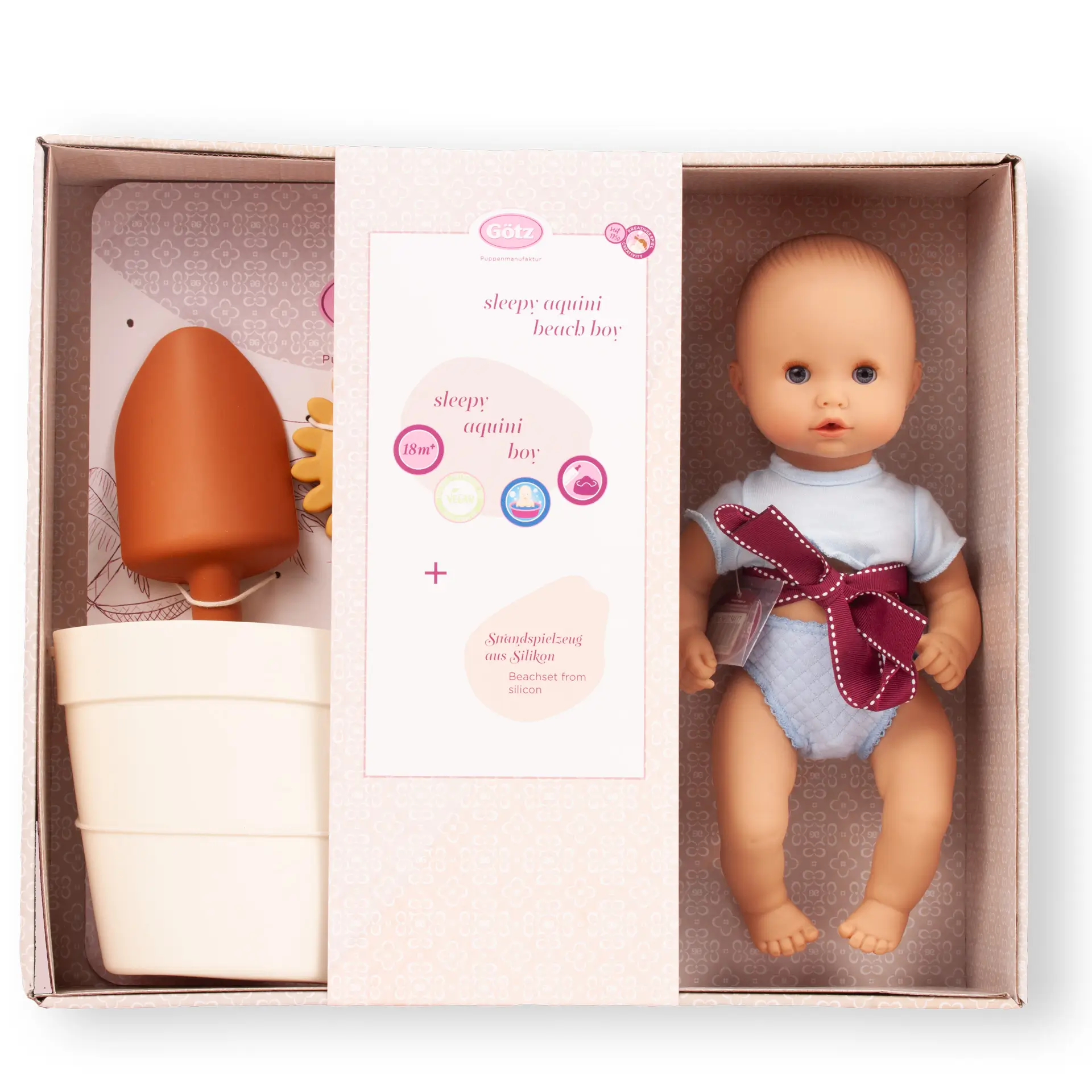 2454520 Geschenkbox Beach Boy Badepuppe Goetz Badepuppe mit Schlafaugen ohne Haare Gr. 30 cm mit Strandspielzeug, Schaufel, vier Foermchen und einem Eimer Set in edler Geschenkbox