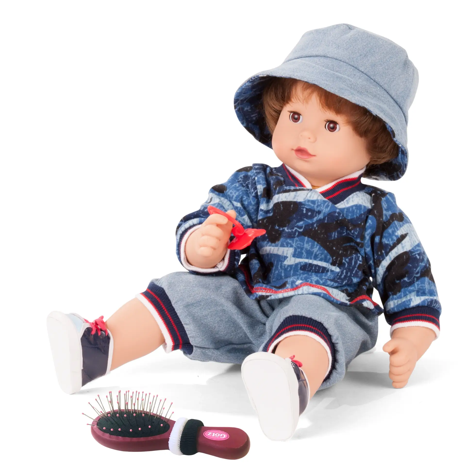 Babypuppe Junge Gr. 42-46 cm in Jeans mit Camouflage-Shirt und Cappy und Sneakers und Schnuller. Dazu eine Buerste mit zwei Haargummis von Goetz