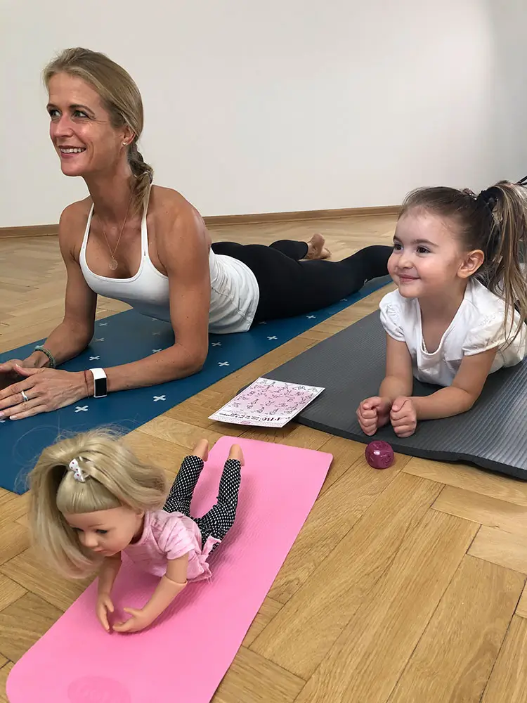 Frau-kind-little-kidz-lotta-yoga