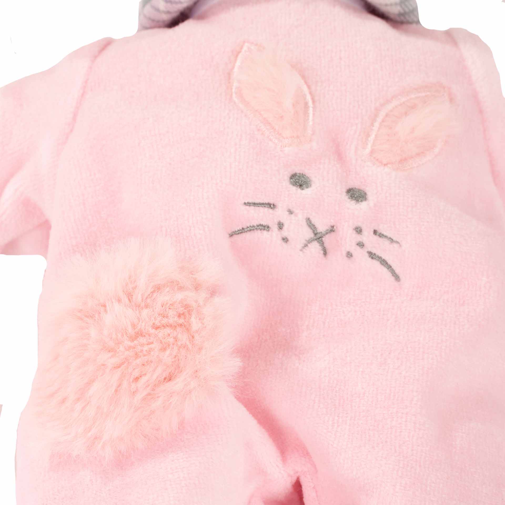 2120543-muffin-pastellino-anzug-goetz-detail muffin-pastellino-nickianzug-hasenmotiv-goetz-detailaufnahme