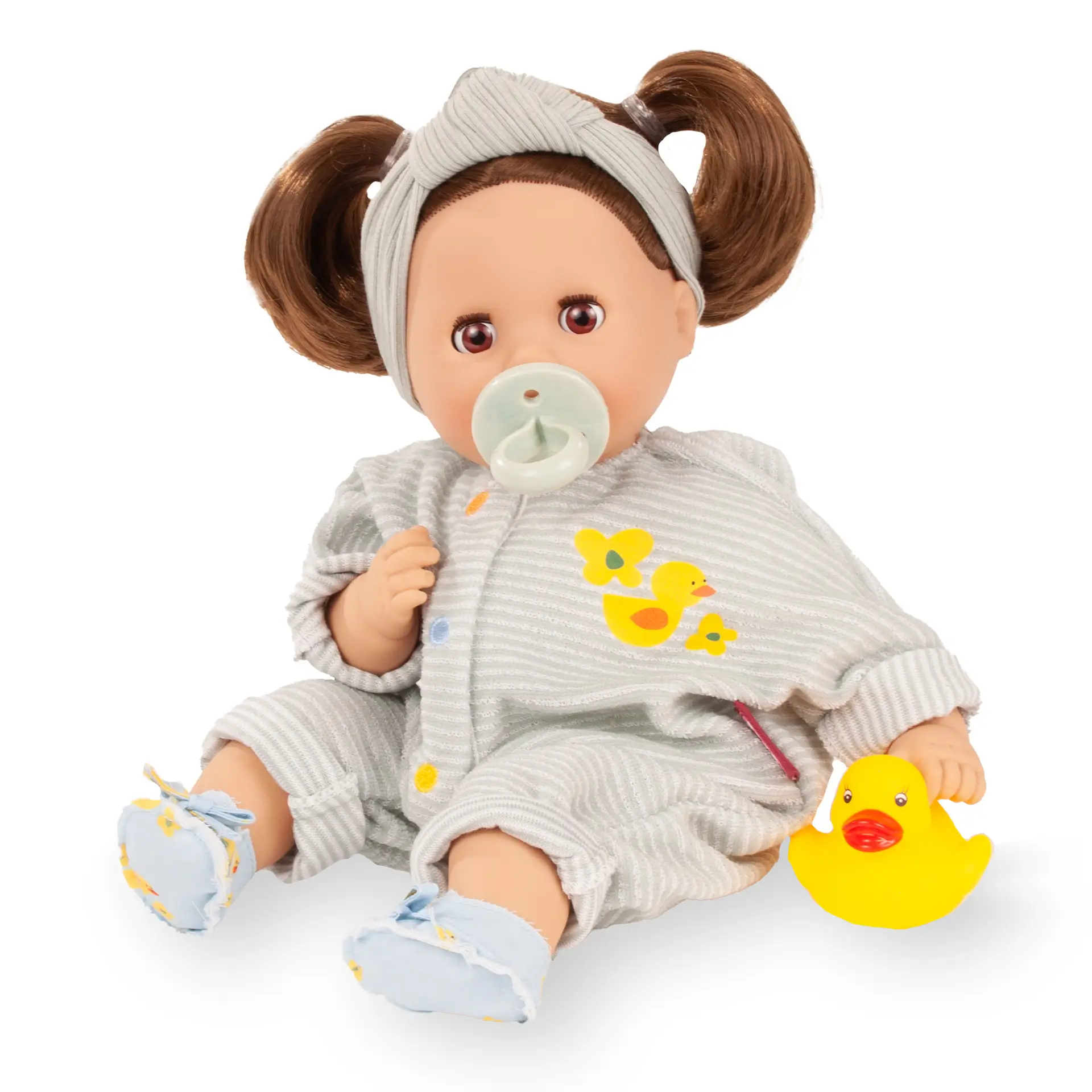 Badepuppe Gr. 30-33 cm mit Badeente, sie hat braunes Haar und braune Schlafaugen. Sie traegt einen geringelten Anzug mit Entenmotiv und Stoffschuhen und hat einen Schnuller dabei. Von Goetz