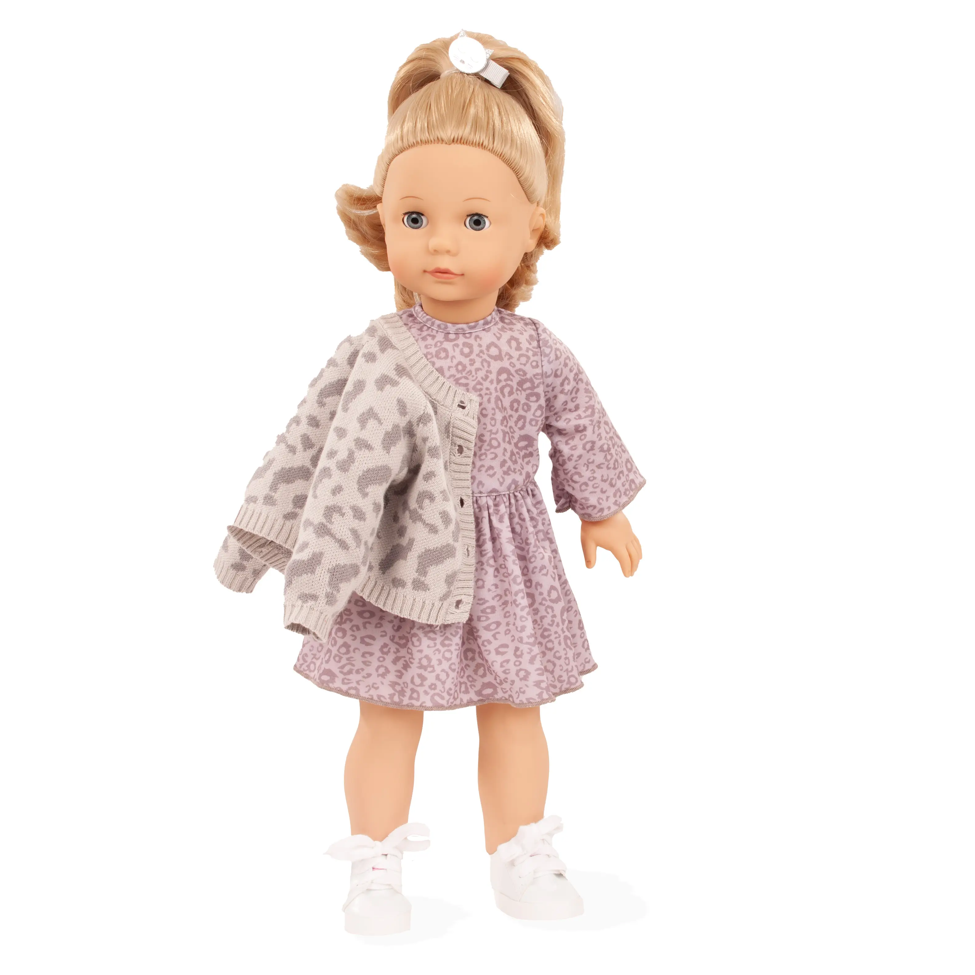 precious-day-girl-graue-katze-stehpuppe-goetz-schlafaugen-blaue-augen-blond-langhaarig-sneakers-strickjacke-kleid-weichkörper