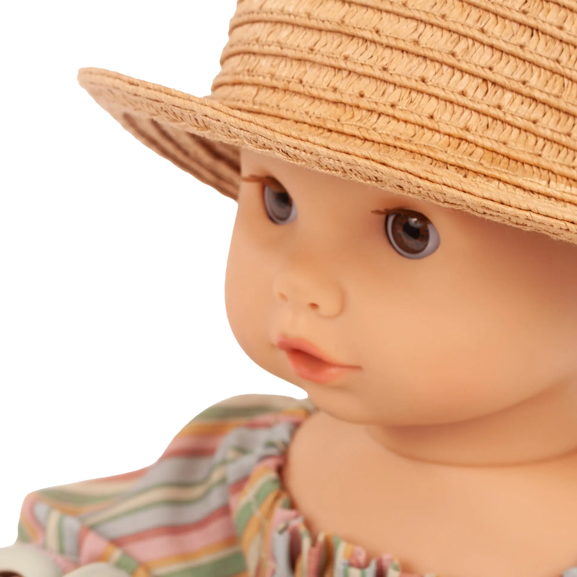 aquini-beach-vibes-badepuppe-goetz-strohhut-babypuppe-schlafaugen