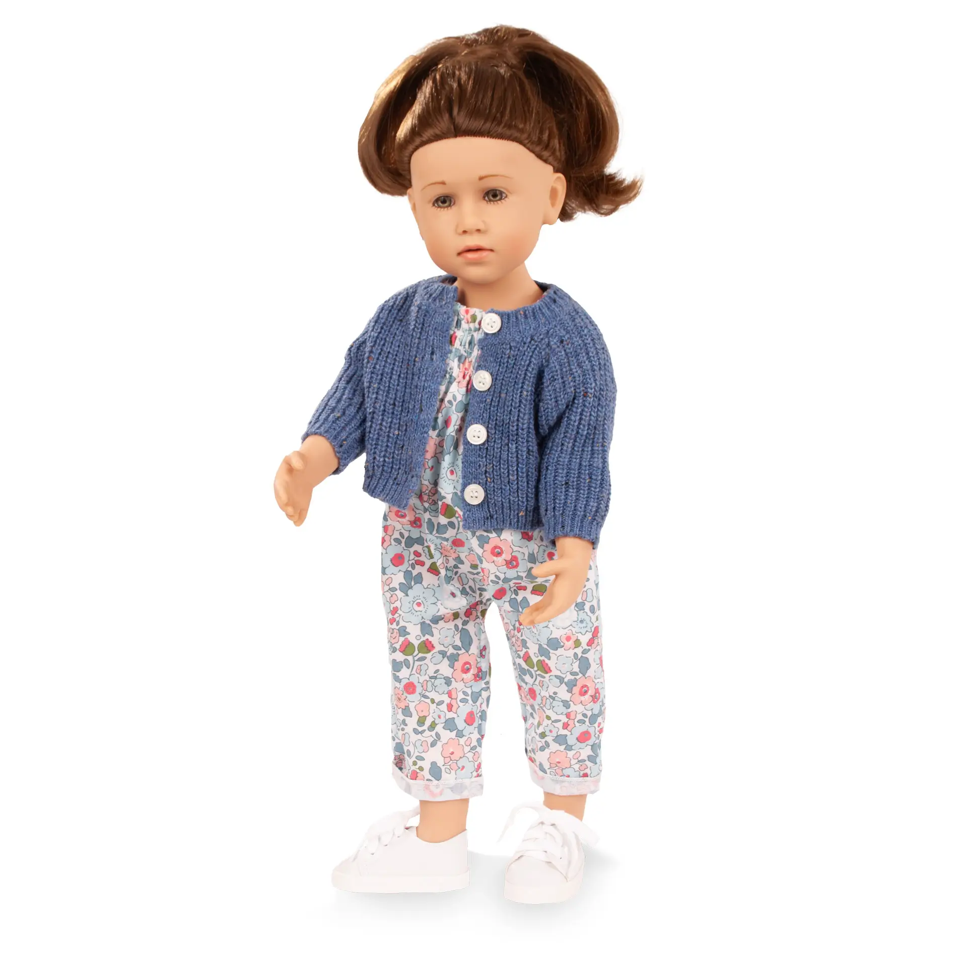 Bekleidungsset für eine Stehpuppe Gr. 45-50 cm. Besteht aus einem geblumten Overall mit kurzen Ärmeln, einer Strickjacke in blau und weißen Sneakers,angezogen. Von Goetz