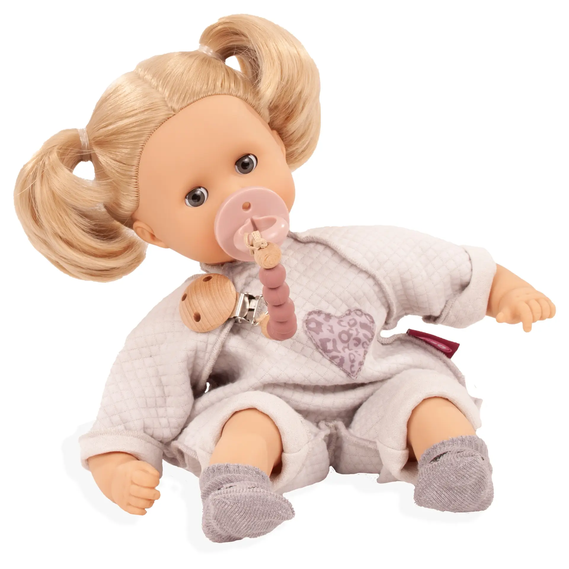 Babypuppe Gr. 30-33 cm mit blondem Haar und blauen Schlafaugen. Sie traegt einen hellgrauen Anzug, grauen Soeckchen, eine Schnullerkette und einen Schnuller von Goetz