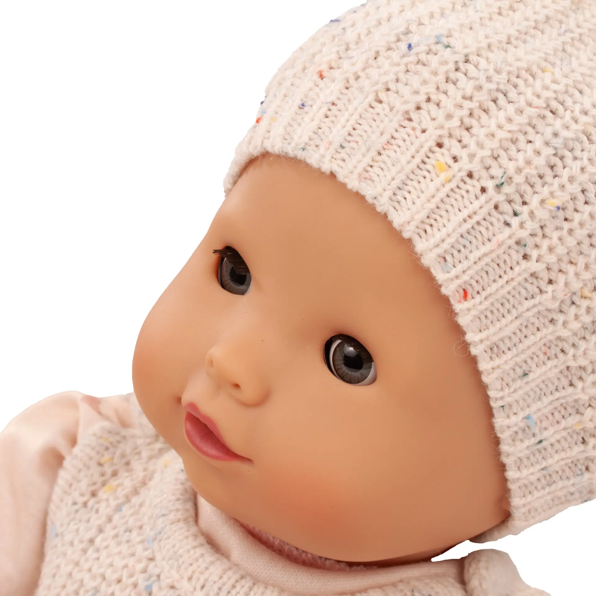 maxy-muffin-alles-strick-babypuppe-goetz-portrait-schlafaugen-blaue-augen-strickmuetze-ohne-haare