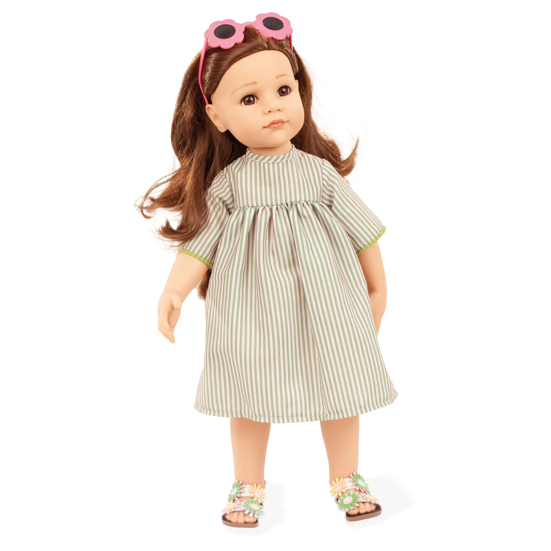 Stehpuppe Gr. 50 cm mit braunem Haar und braunen Augen. Sie trägt ein gruen-gestreiftes Sommerkleid und Sonnenbrille, dazu schicke Sandalen mit Blumen von Goetz