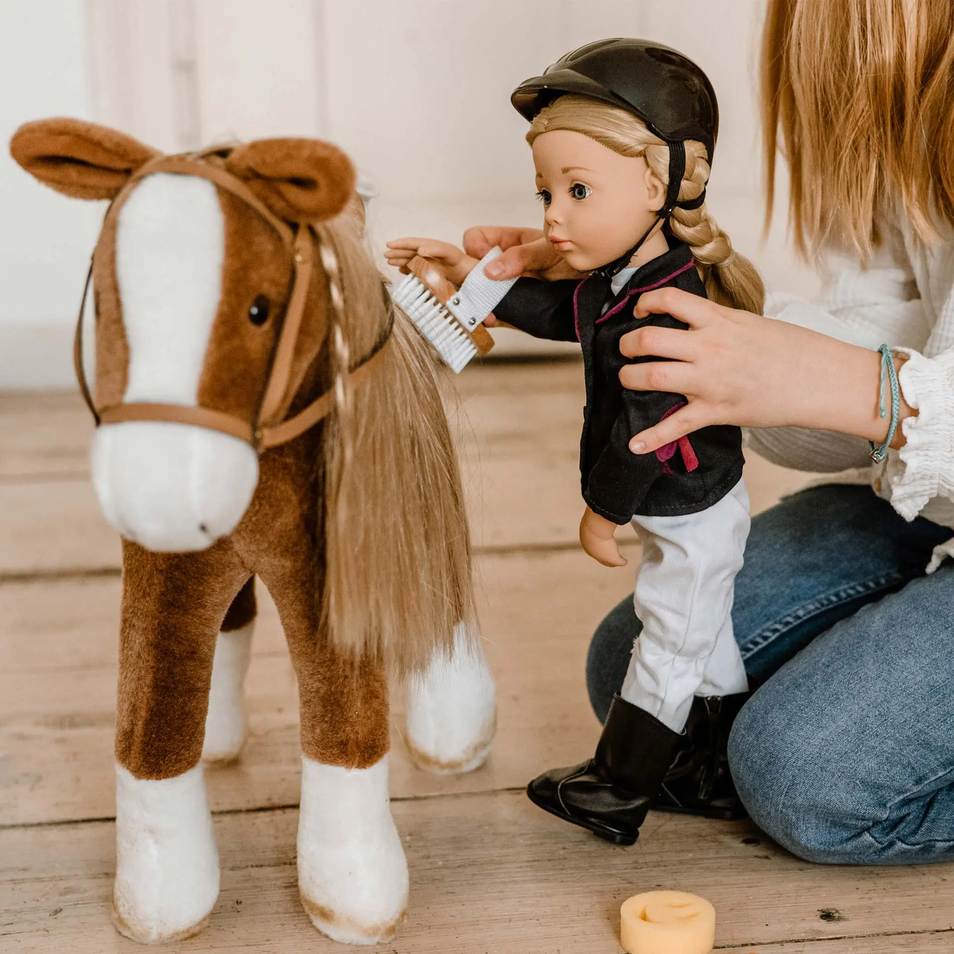 1466022 3402375 Anna und Kaemmpferd Brown Beauty Goetz Kind spielt mit einer 50 cm grossen Stehpuppe mit blonden Haaren im Reiteroutfit und striegelt ein Kaemmpferd