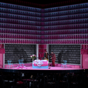 vorhang-auf-fuer-die-goetz-puppen-buehnenbild2-oper-iolanta-bild Theaterstück Iolanta in der Oper Frankfurt mit Götz Puppen im Hintergrund