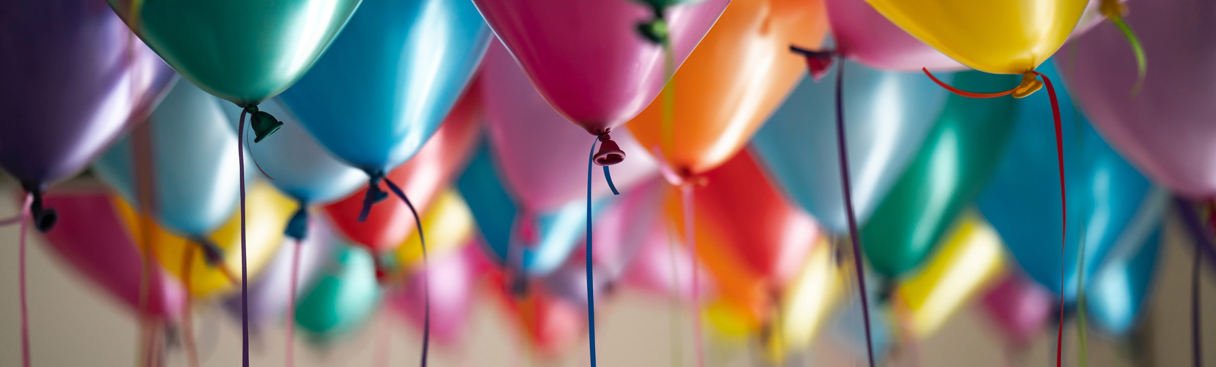 Luftballons schweben überm Boden als Vorbereitung fuer einen Kindergeburtstag 